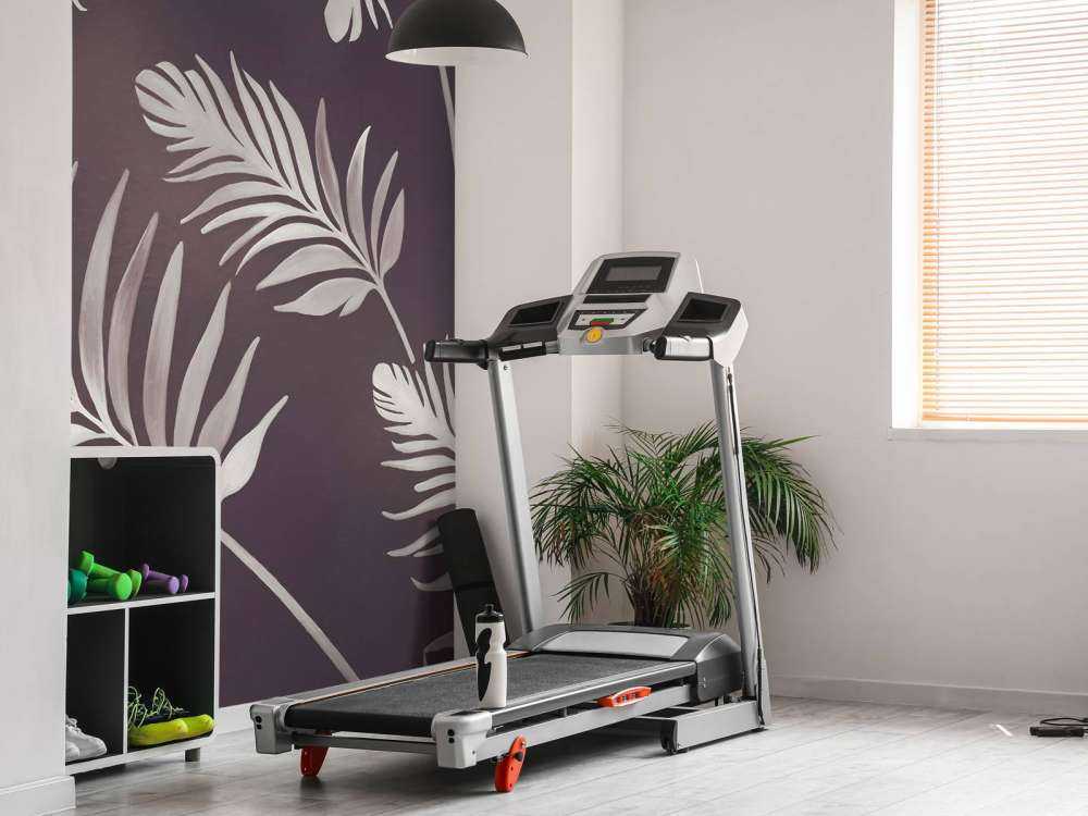 Złote Liście na Ciemnej Ziemi