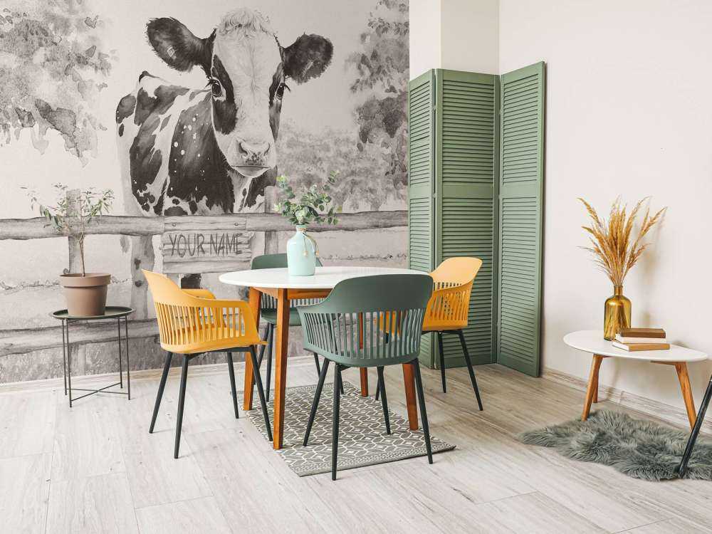 Mała krowa na łące beżowy