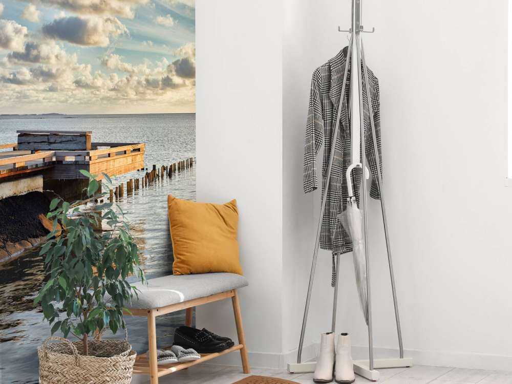 Nabrzeże z pięknymi chmurami