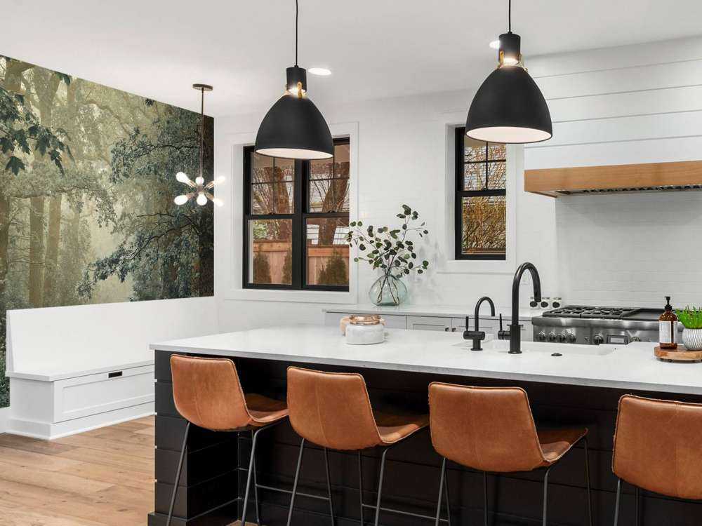 Ścieżka przez las z mgłą