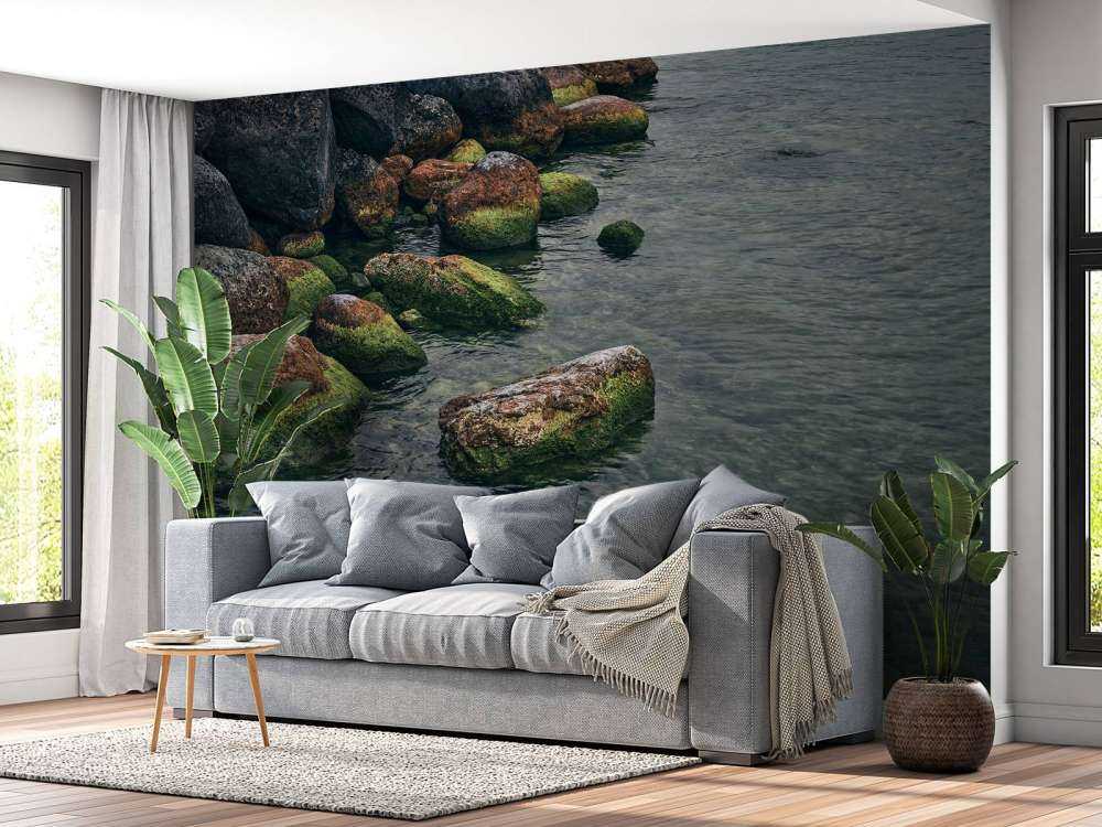 Skały nad górskim jeziorem