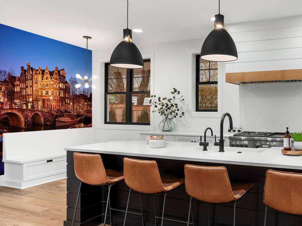 Oświetlone domy wzdłuż kanału