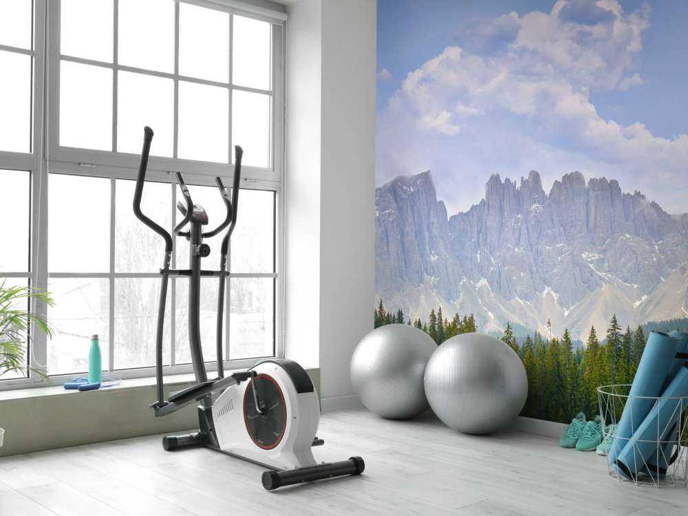 Góry z drzewami i chmurami