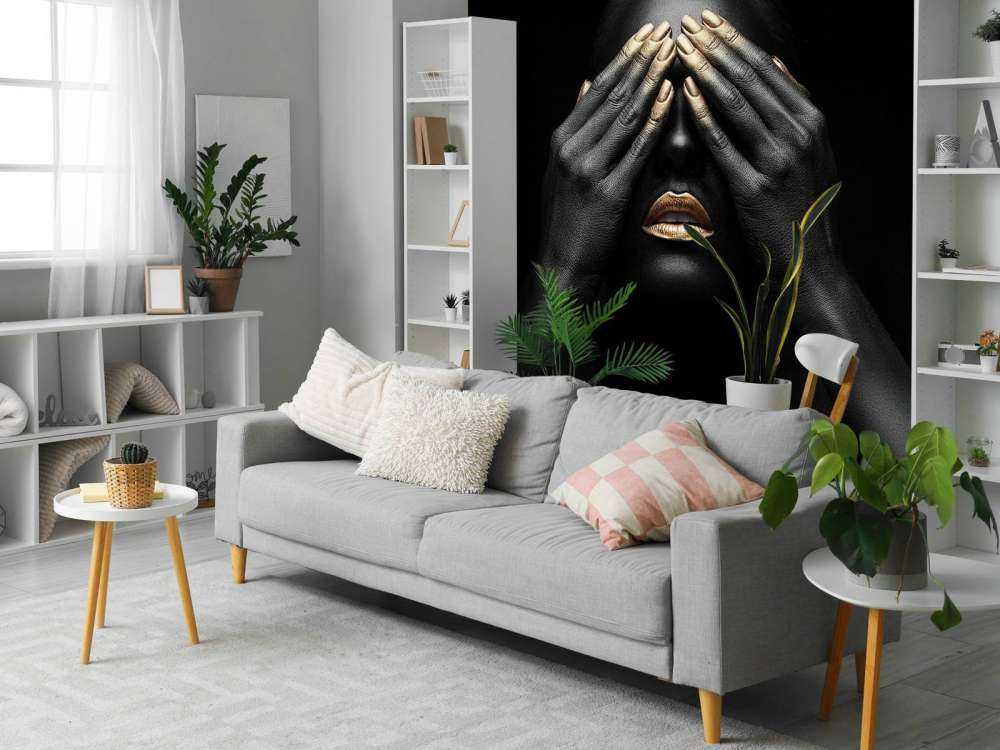 Kobieta z rękami na oczach