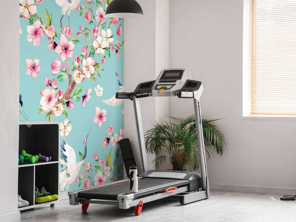 Żurawie pomiędzy różowymi kwiatami