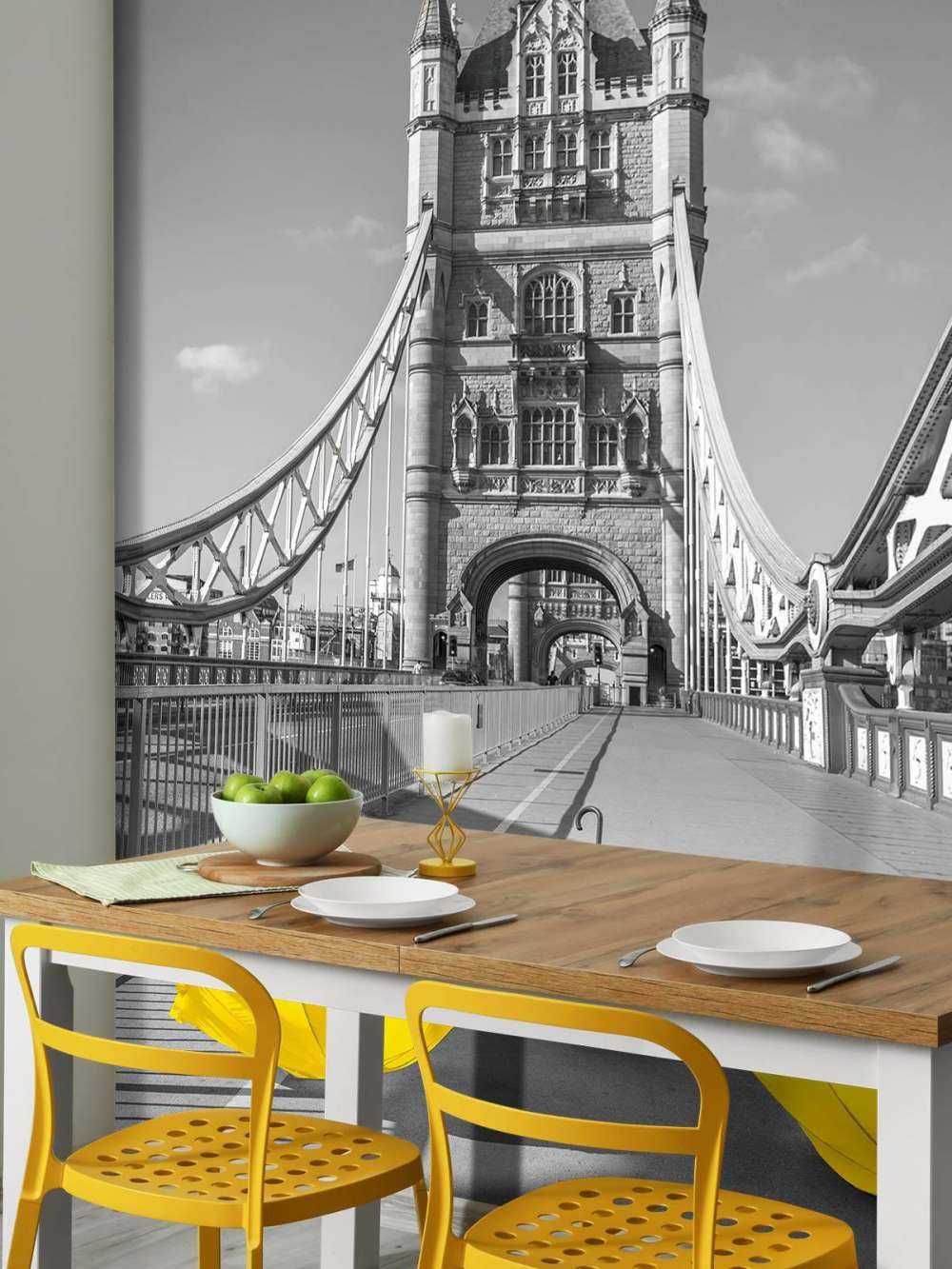 Żółte parasolki na moście wieżowym