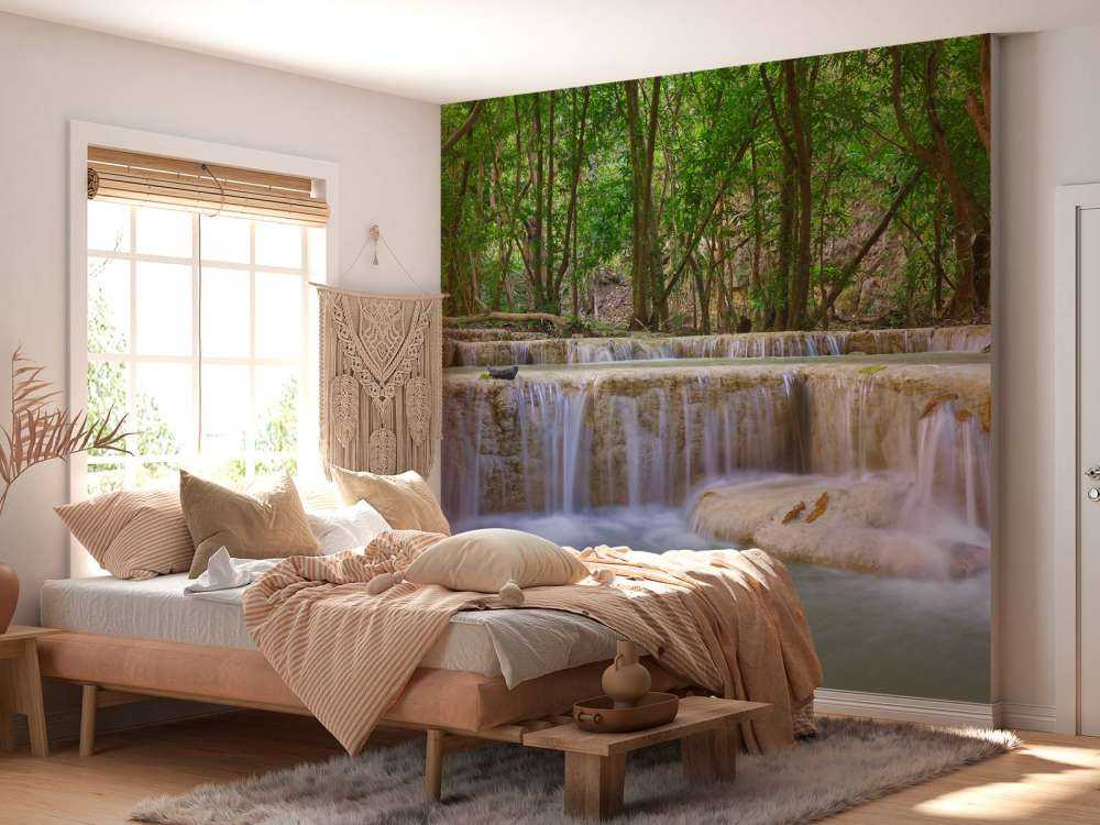 Wodospad w głębokim lesie deszczowym