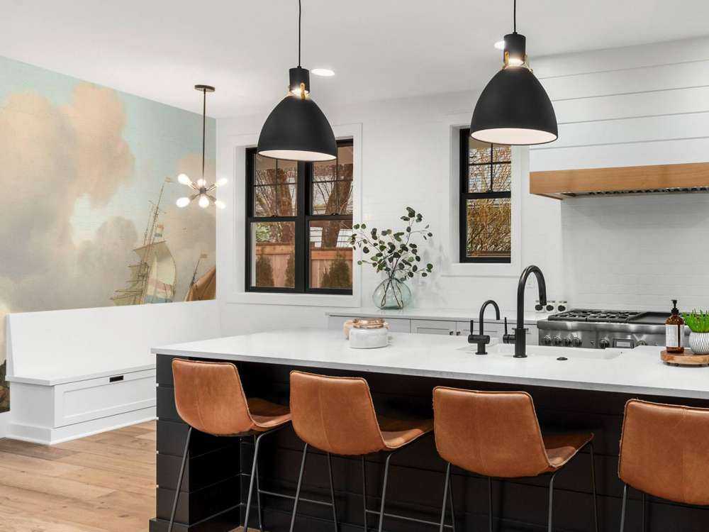 Skaliste morze ze statkami