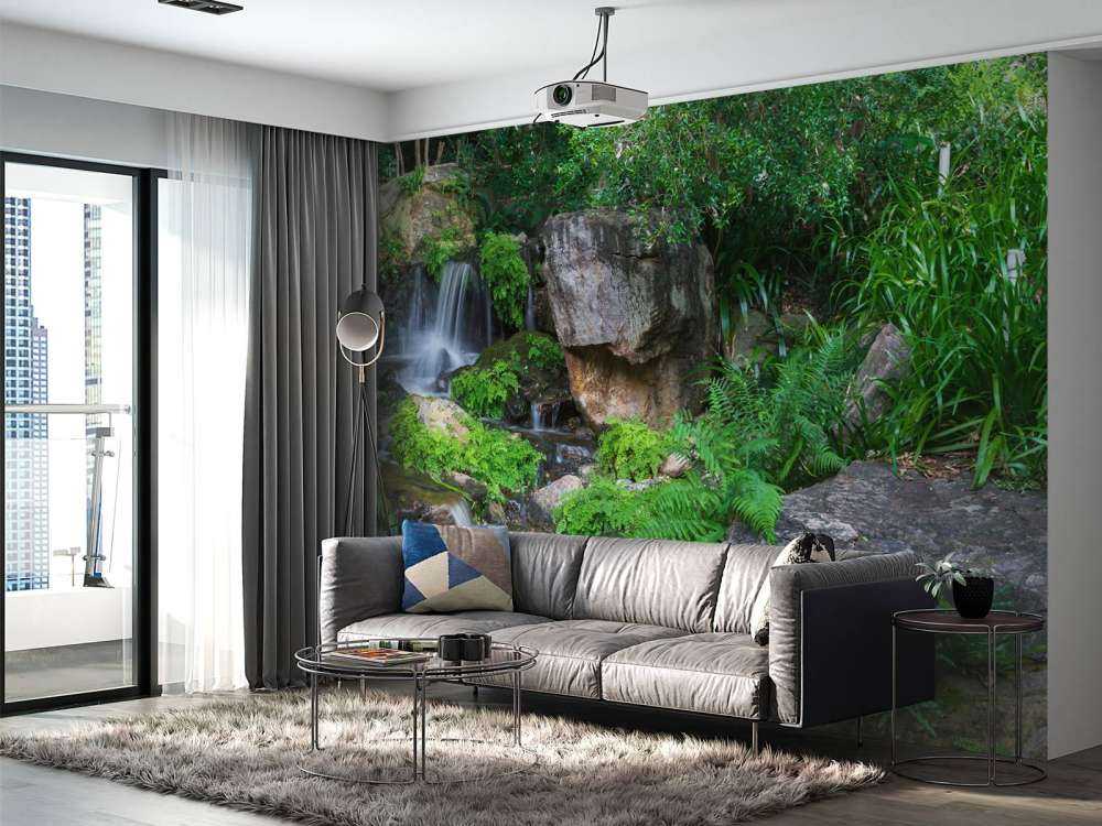 Wodospad z roślinami tropikalnymi