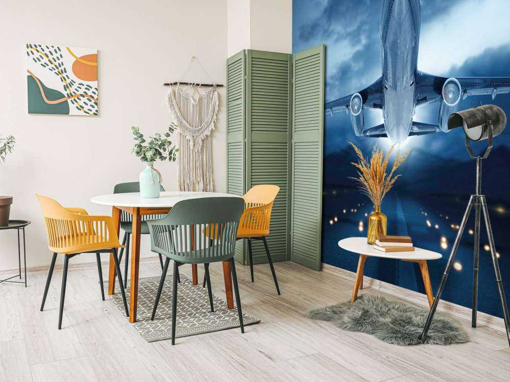 Wznoszący się samolot z ciemnym niebem