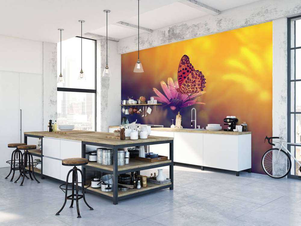 Czerwony motyl na kwiatku