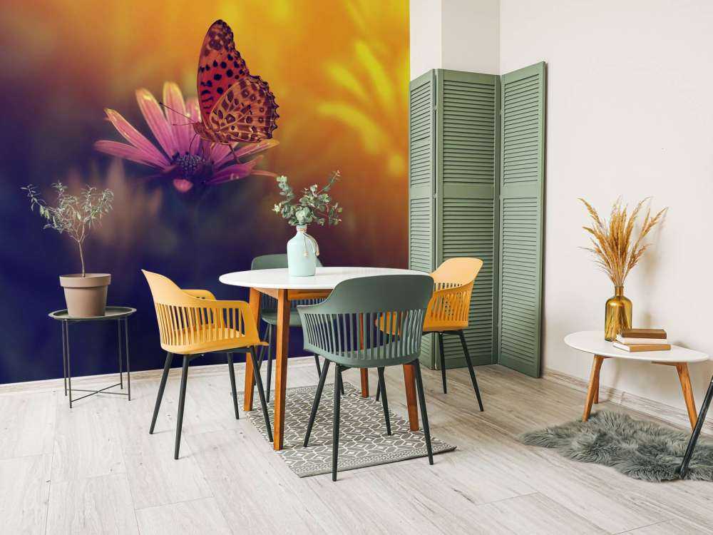 Czerwony motyl na kwiatku