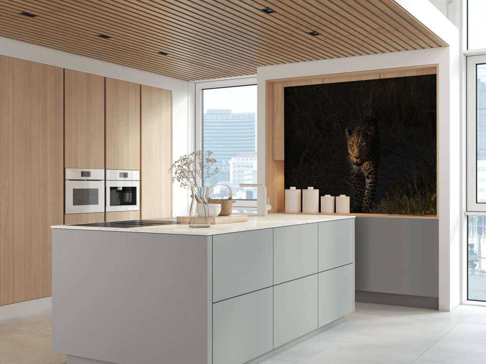 Lampart na tle zachodzącego słońca