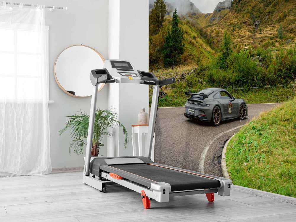 Sportowy samochód przez górską mgłę