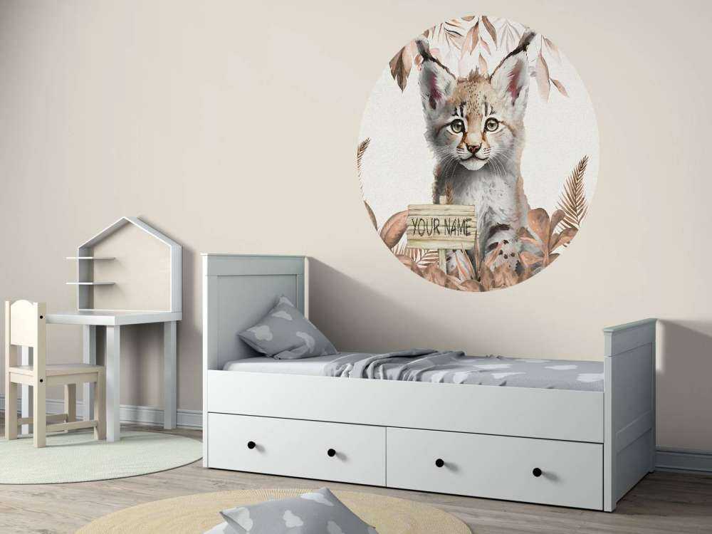 Młody ryś w dżungli taupe