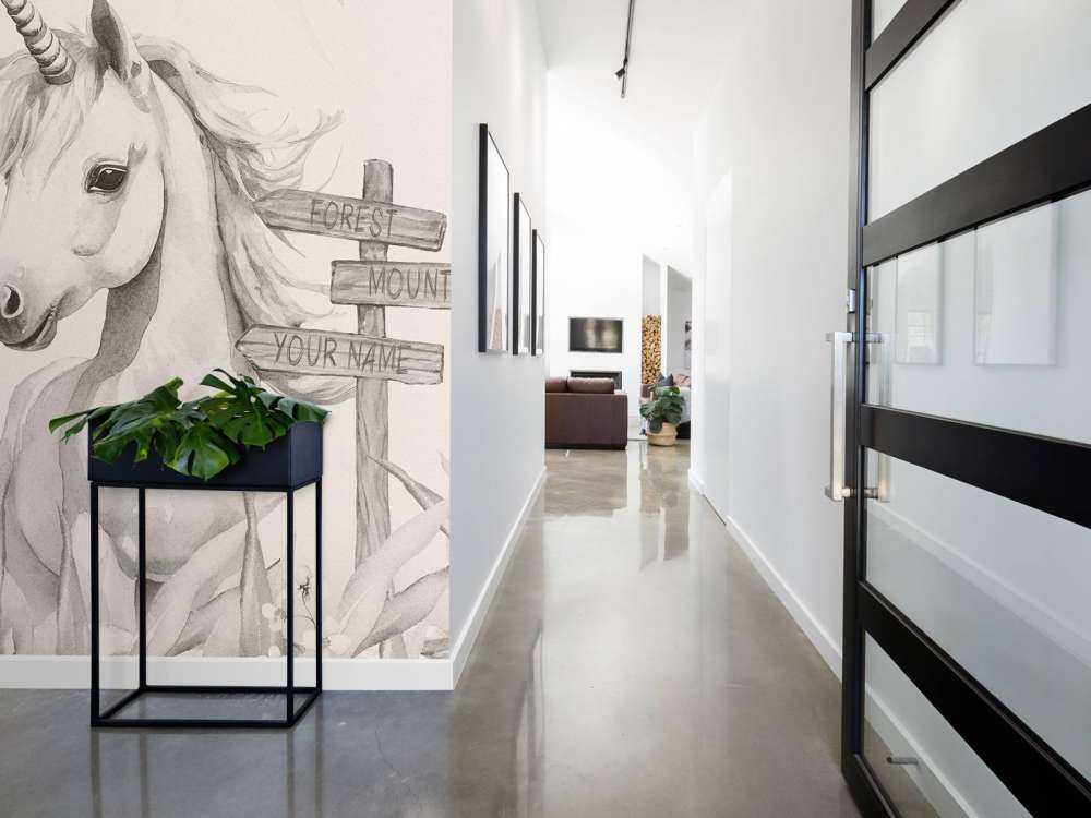 Mały jednorożec z roślinami beżowy