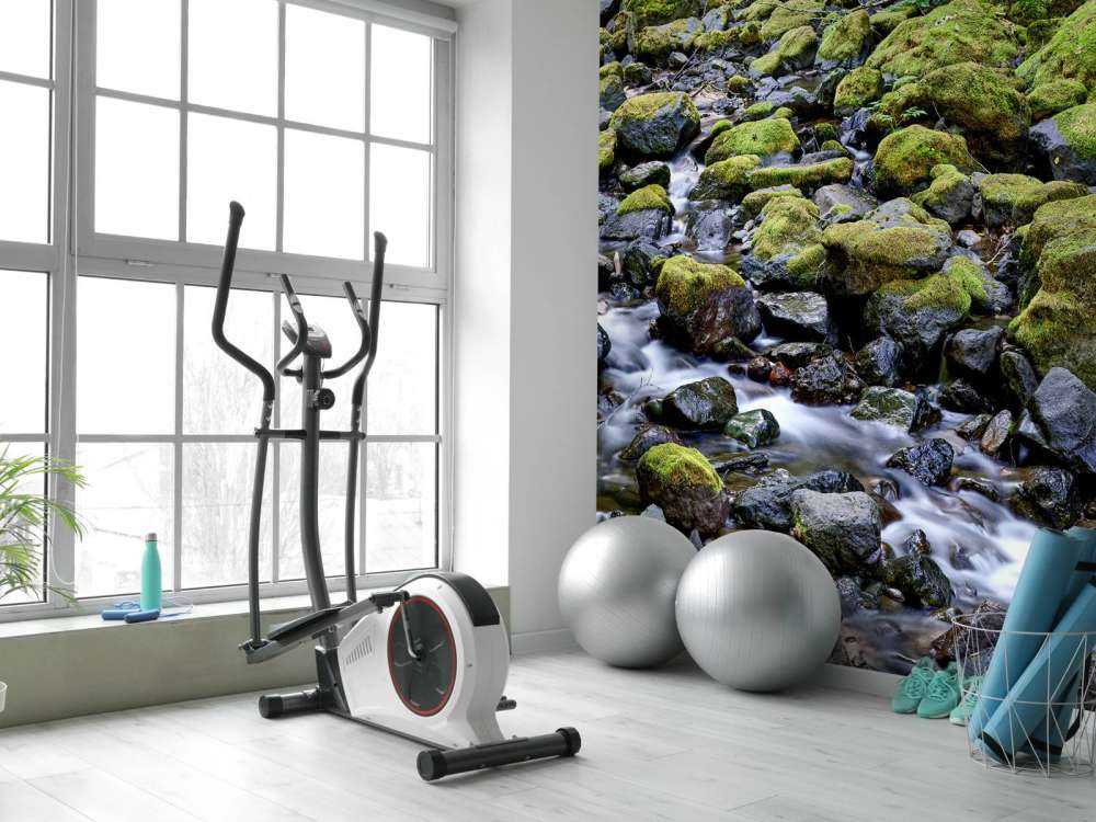 Bieżąca woda z głazami