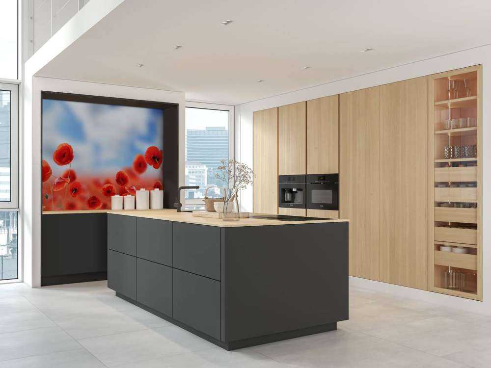 Błękitne niebo i czerwone maki