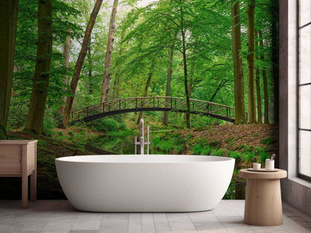 Most łukowy w lesie