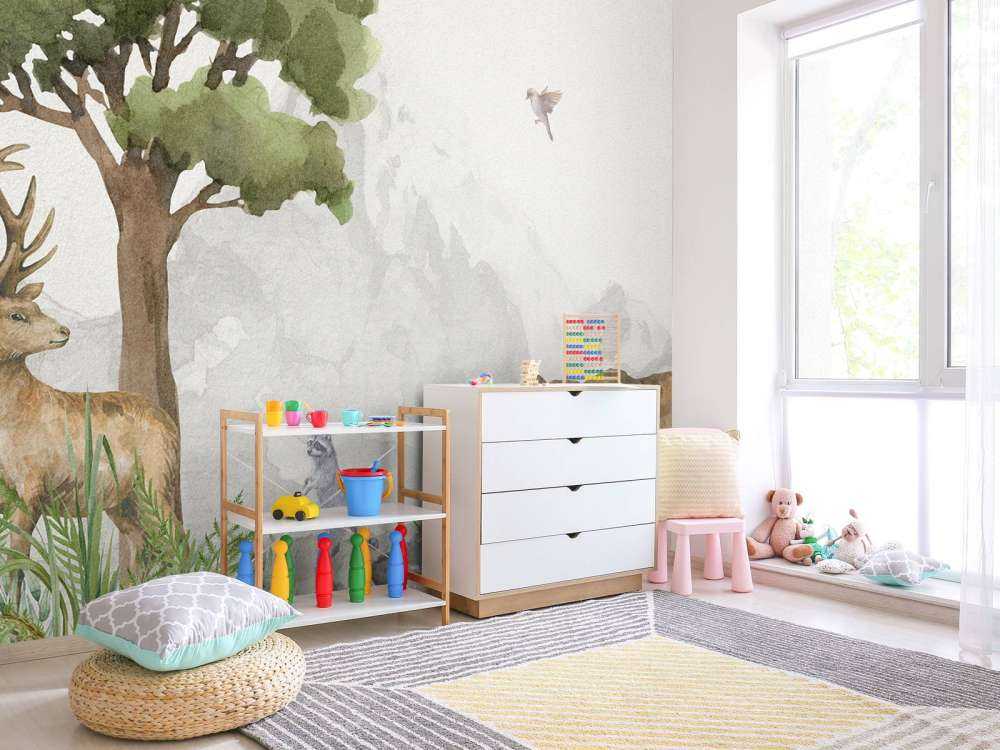 Zwierzęta leśne w pobliżu góry