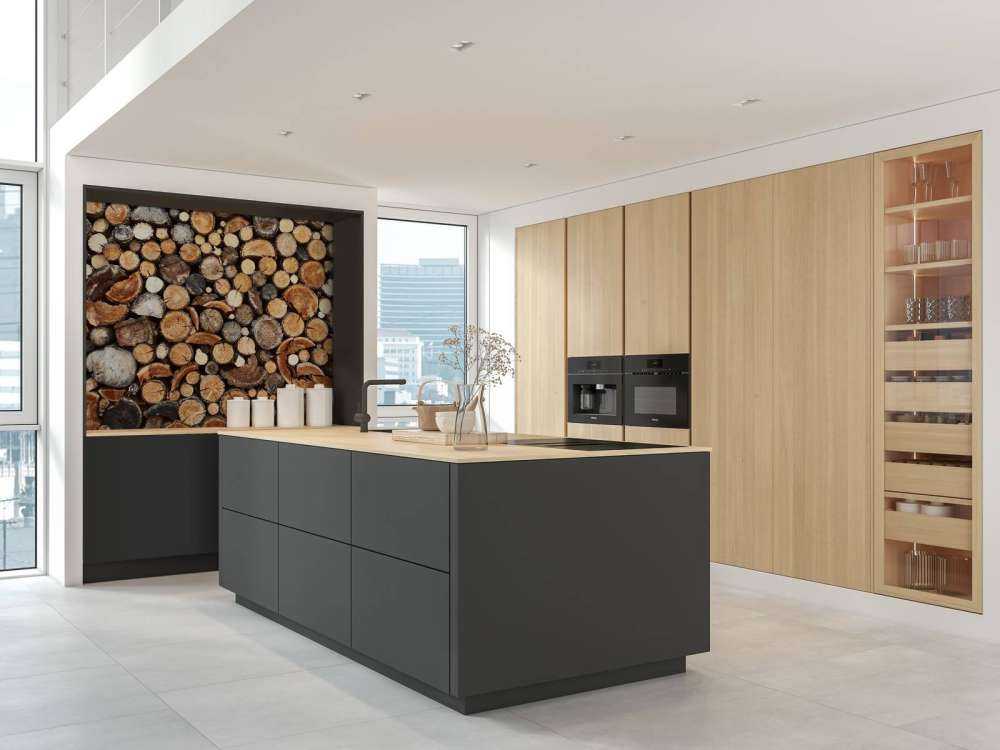 Pnie drzew ułożone w stosy