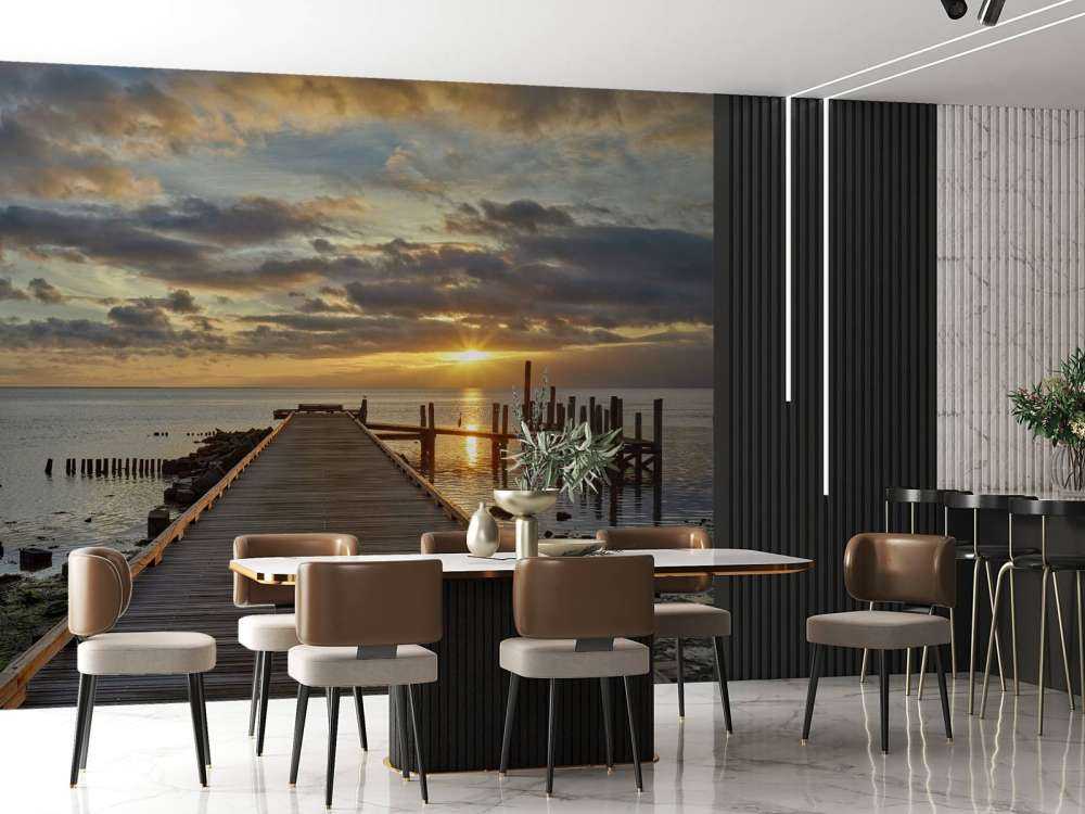 Drewniane molo na tle wschodu słońca