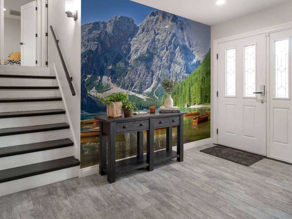 Drewniane łodzie na górskim jeziorze