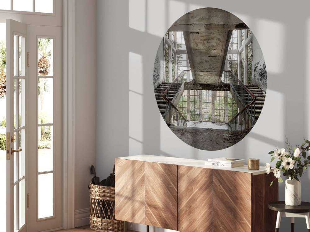 Schody w opuszczonej szkole