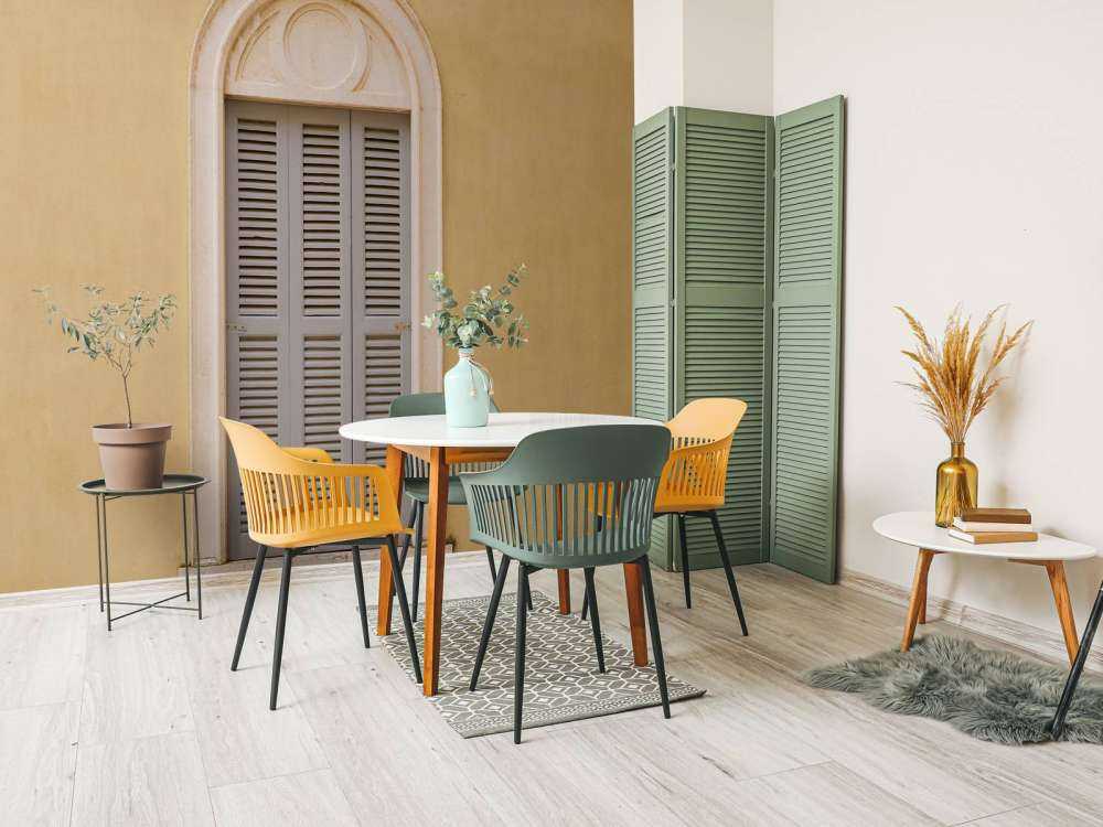 Okno z drewnianymi okiennicami na żółtej ścianie