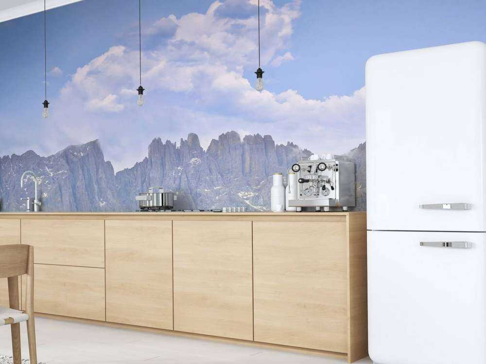 Góry z drzewami i chmurami