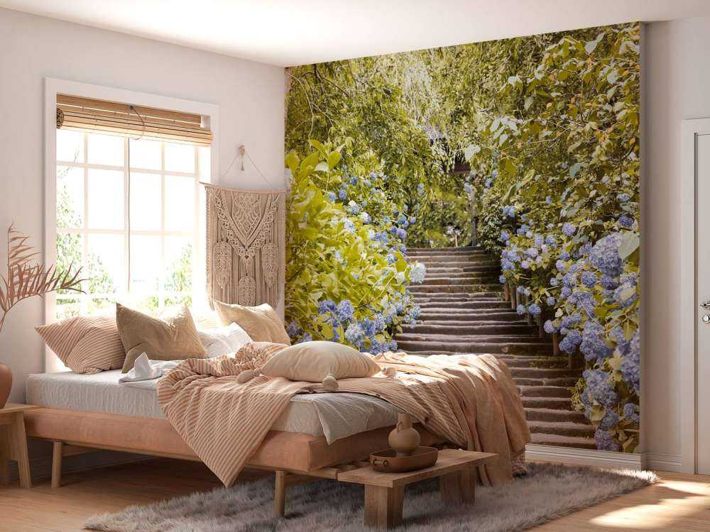 Niebieskie kwiaty w parku