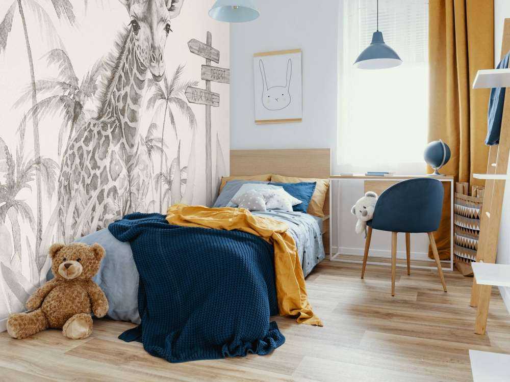 Mała żyrafa w beżowej dżungli