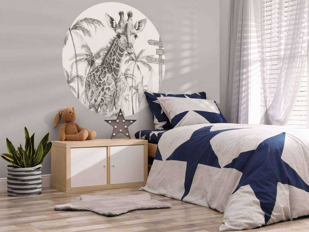 Mała żyrafa w beżowej dżungli