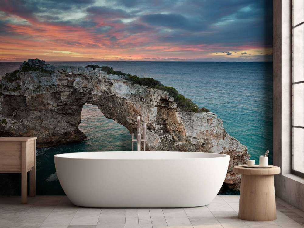 Zakrzywiona skała w morzu