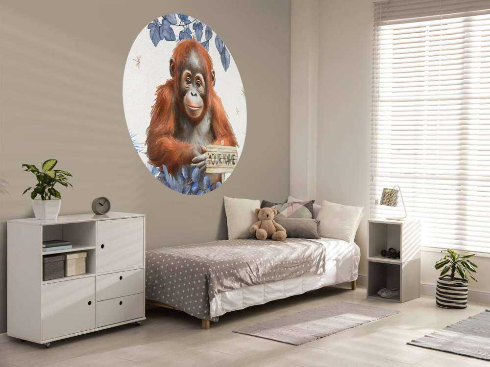 Młody orangutan w dżungli niebieski