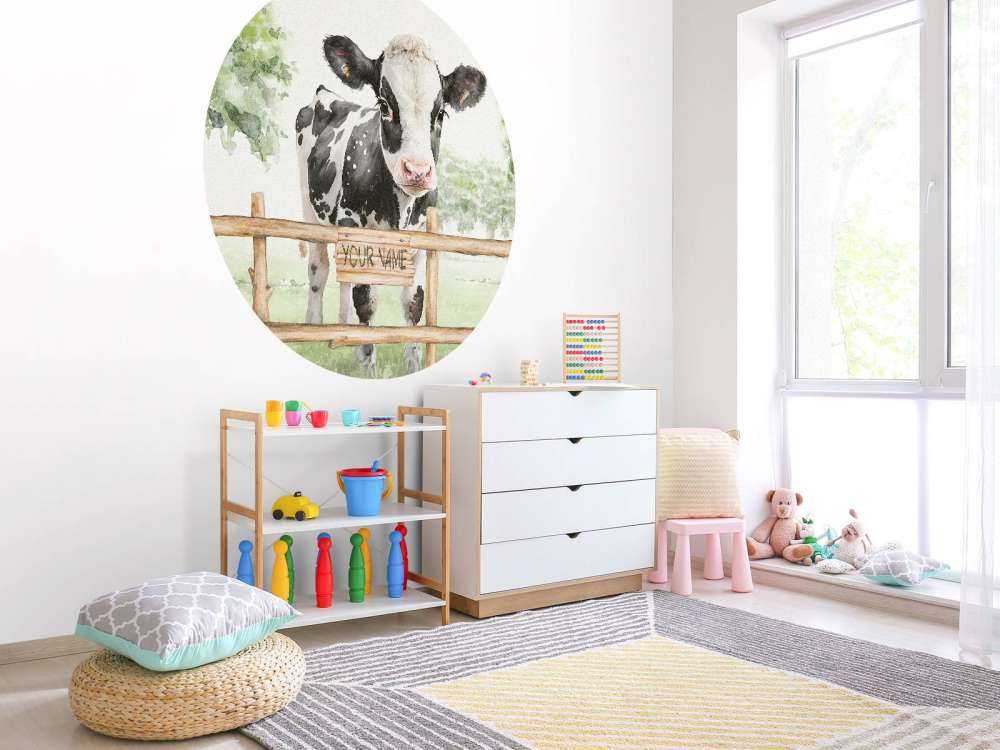 Młoda krowa na łące