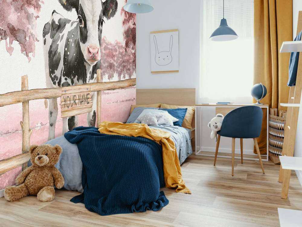 Młoda krowa na łące różowa