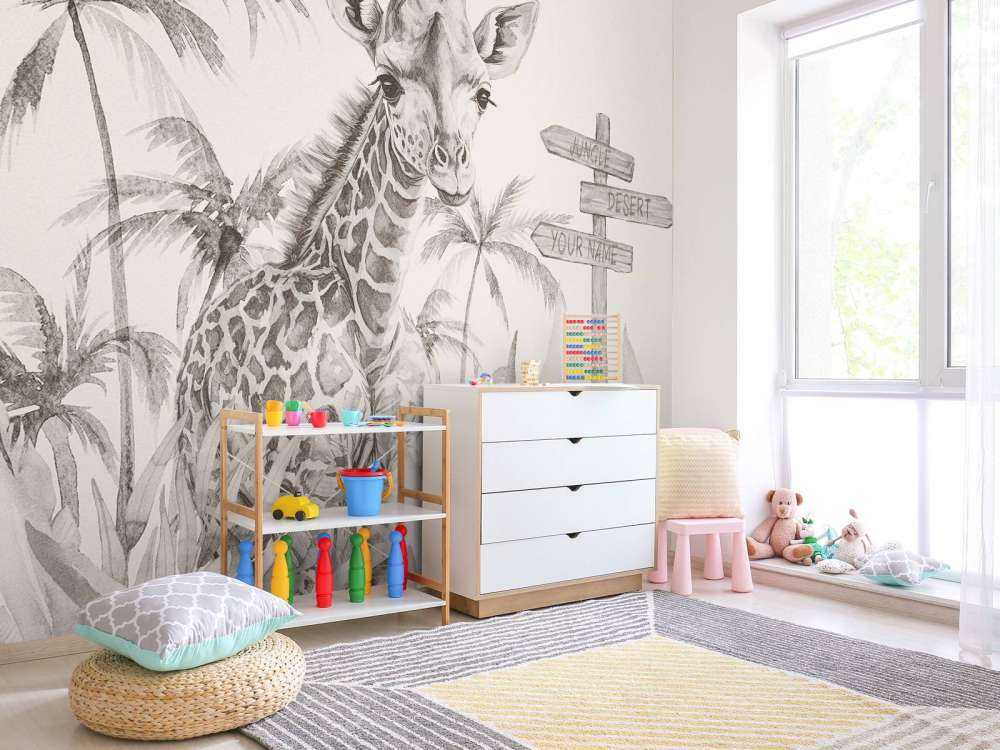 Mała żyrafa w beżowej dżungli