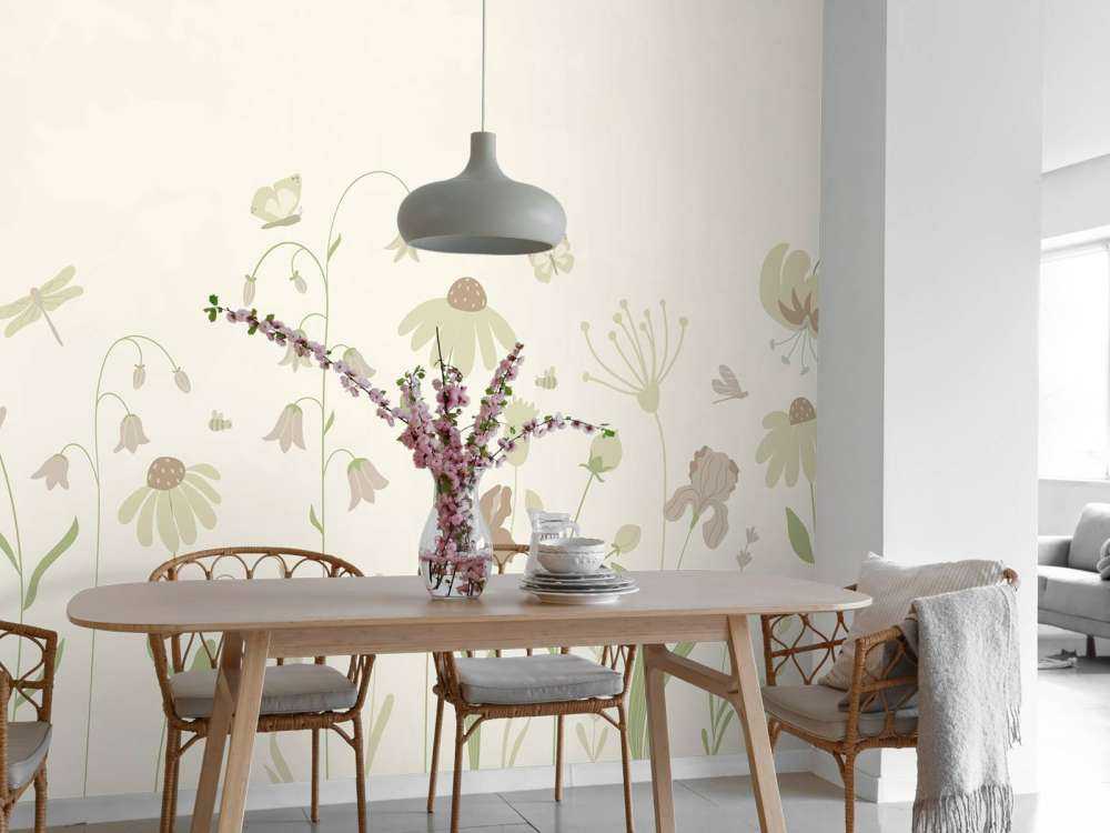 Wysokie pole kwiatowe z motylami w kolorze beżowym i starym różu