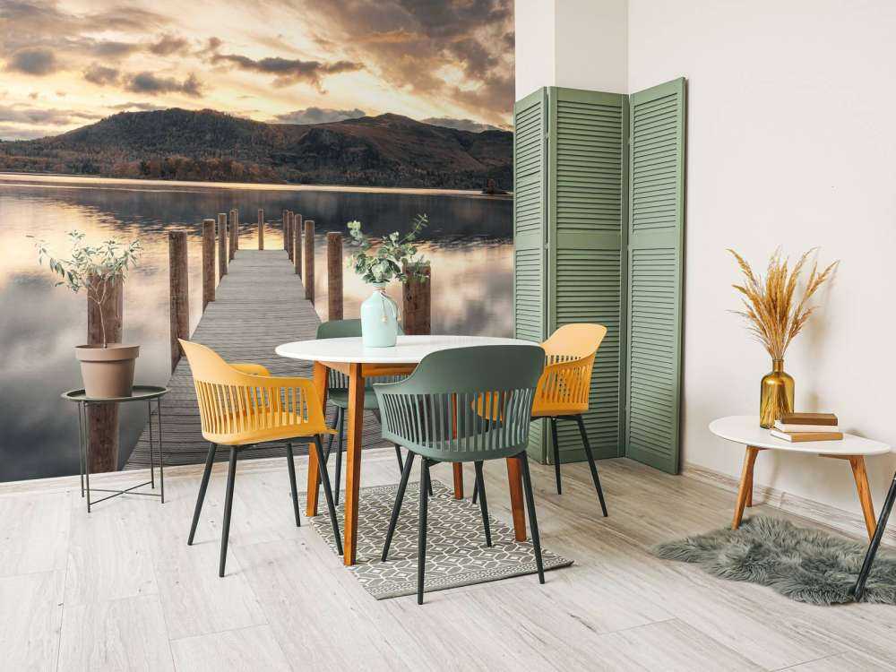 Drewniane molo nad jeziorem