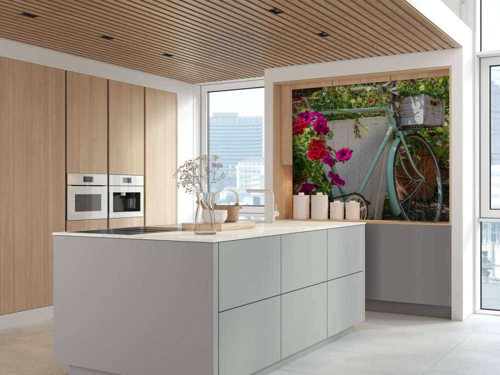 Stary rower z kwiatami