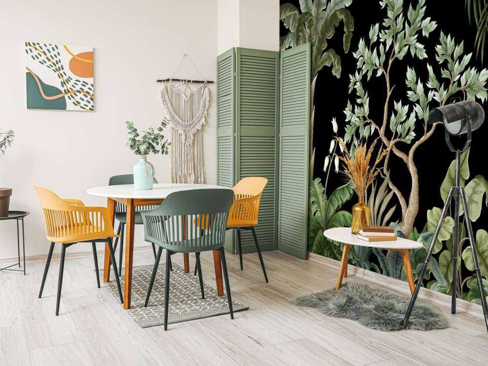 Drzewa z ciemnym tłem