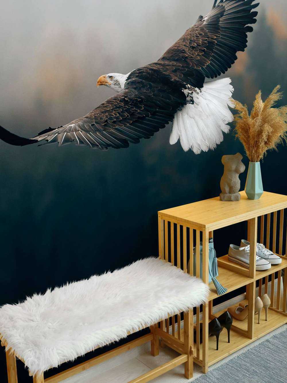 Orzeł przedni nad lasem