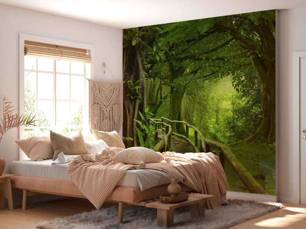 Drewniany most przez zieloną dżunglę