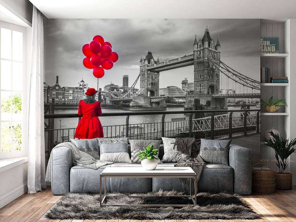 Kobieta na moście wieżowym