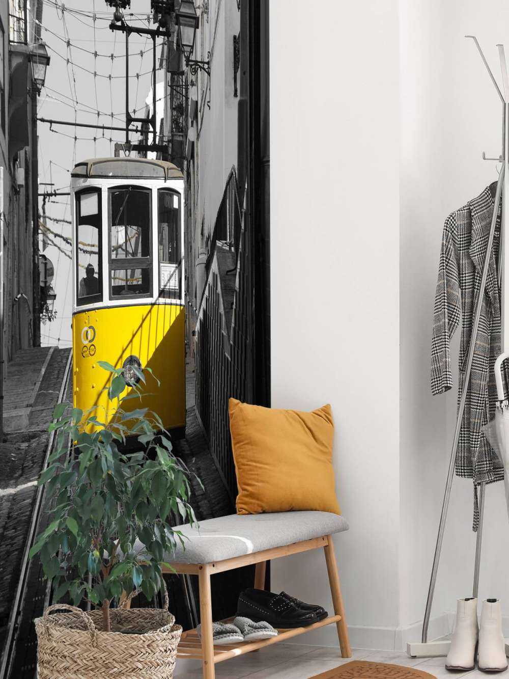 Tramwaj czarno-biały żółty