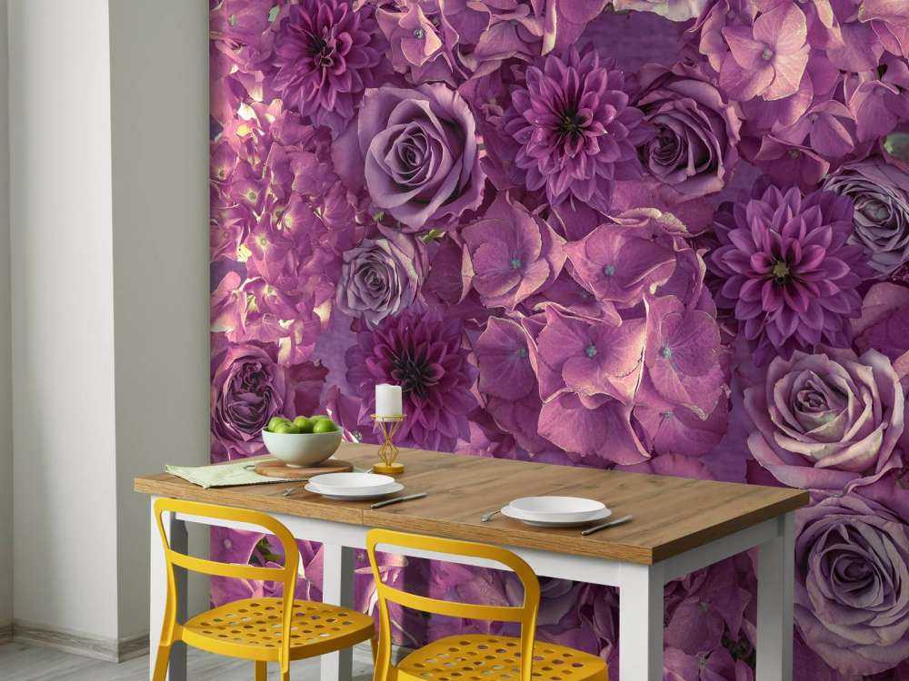 Fioletowe hortensje, róże i dalie