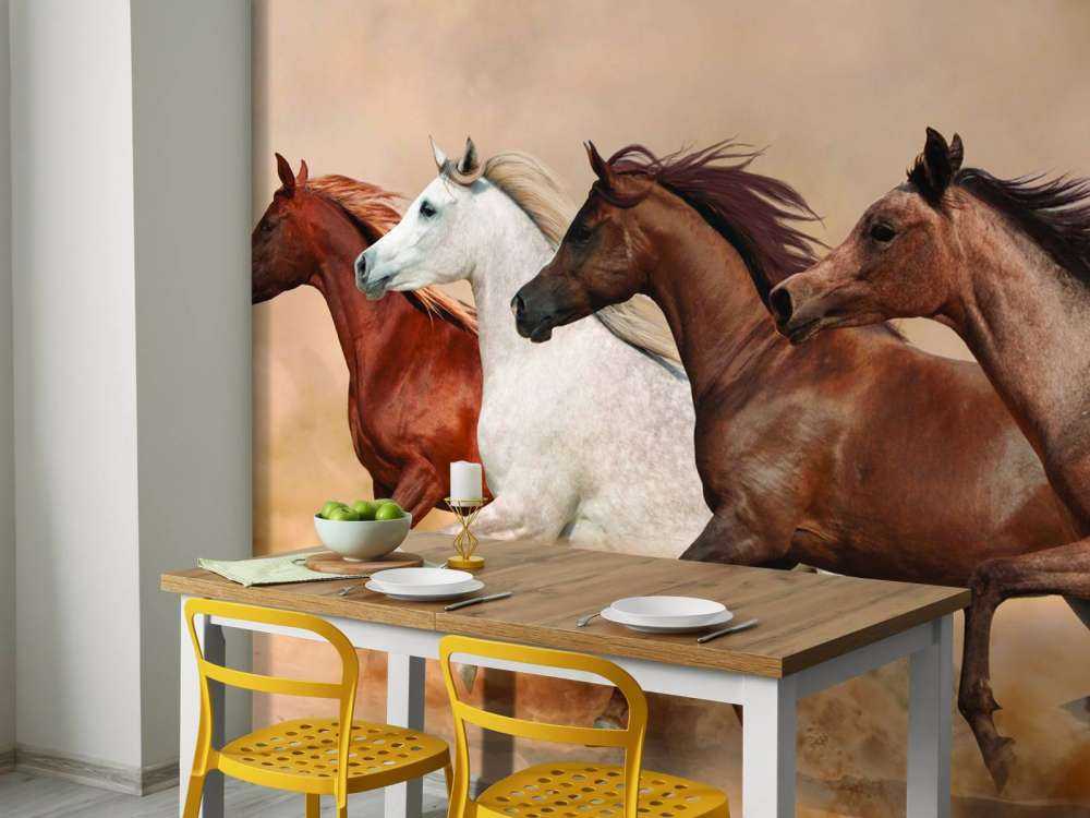 Galopujące konie w burzy piaskowej