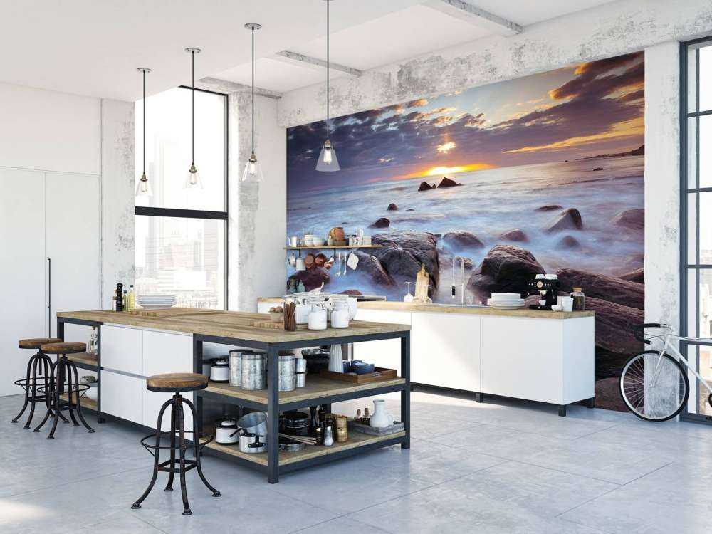 Zachód słońca nad skalistym wybrzeżem