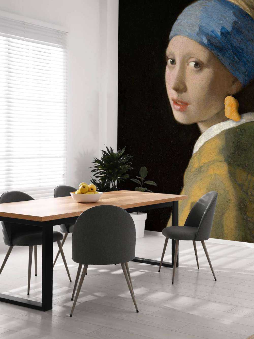 Dziewczyna z kawałkiem kurczaka